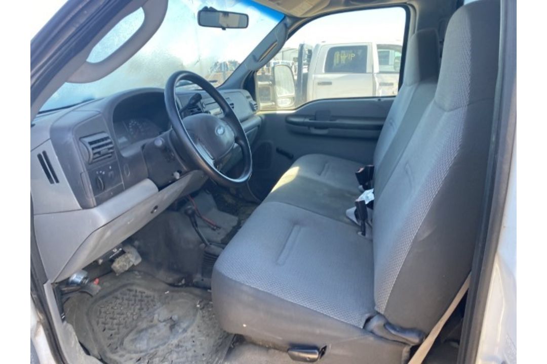 2006 Ford F-450 Flatbed VIN: 1FDXF47P56EC54611 Odometer States: 36691 Color - Image 5 of 6