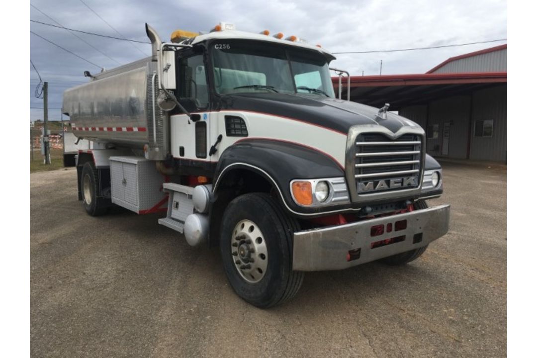 2005 Mack CV712 Fuel Delivery Truck VIN: 1M2AG09B75M001128 Odometer States: - Image 2 of 9