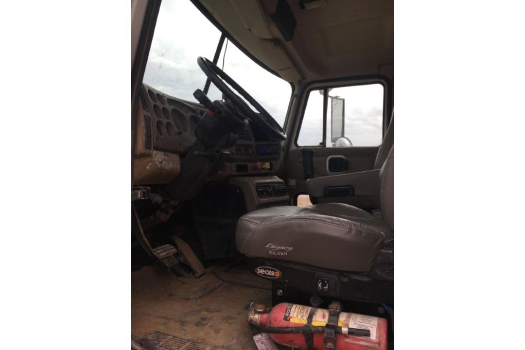 2001 Mack CH613 Vacuum Truck VIN: 1M1AA18YX1W144462 Odometer States: 573221 - Image 5 of 7