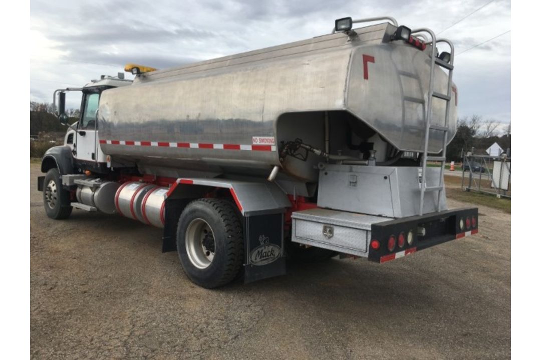 2005 Mack CV712 Fuel Delivery Truck VIN: 1M2AG09B75M001128 Odometer States: - Image 4 of 9