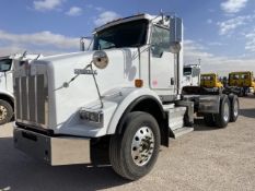 2015 Kenworth T800 VIN: 2XKDD79X4FJ455018 Odometer States: 476490 Color: Wh