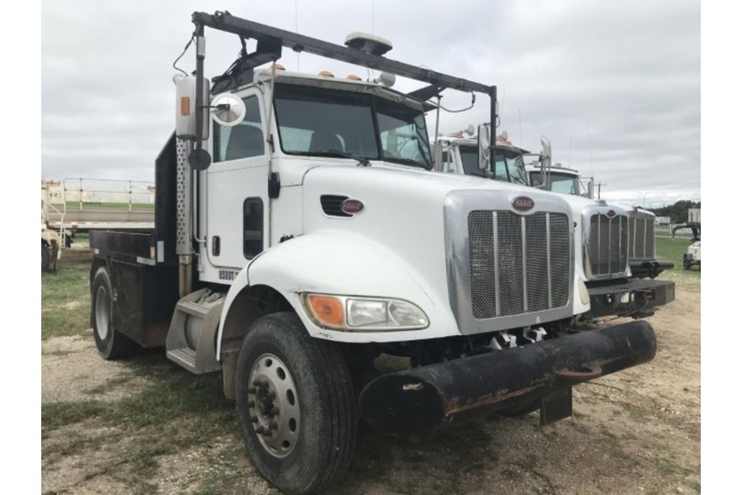 2006 Peterbilt 335 HOUSE MOVER VIN: 2NPLHZ7X36M651690 Odometer States: 10,8 - Image 2 of 7