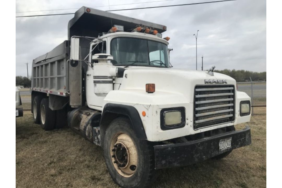 1993 Mack RD690S VIN: 1M2P264Y2PM011611 Odometer States: 230,806 Color: Whi - Image 2 of 6