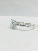 1 ct oval cut diamond centre