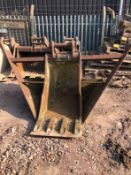 20 Tonne 360 Excavator Bucket and Breaker Job Lot