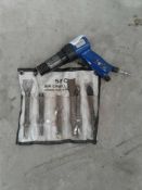 Pneumatic chisel
