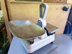 Vintage Avery Scales - will weigh 20lbs