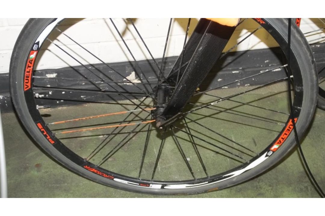 2X2 Training Bike on Frame, shoes, spare wheel, Vuelat wheels, Mad Speed7 wheel - Image 6 of 7