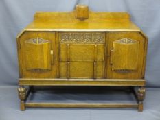 CIRCA 1930s CARVED OAK RAILBACK SIDEBOARD, chamfered block detail and wooden handles on pineapple