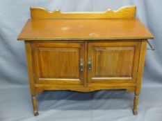 EDWARDIAN RAILBACK MAHOGANY WASH STAND having two cupboard doors and hanging towel rail on turned