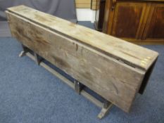 LATE VICTORIAN PITCH PINE WAKE TYPE TABLE, heavy gauge twin-flap top, having double central gates,