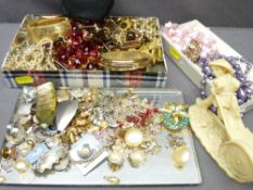 MIXED GOLD, SILVER, COSTUME JEWELLERY and collectables to include a 9ct gold signet ring Size R, 4.