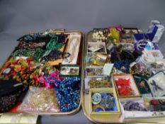 VINTAGE COSTUME JEWELLERY & COLLECTABLES, a good selection displayed on two trays including a '