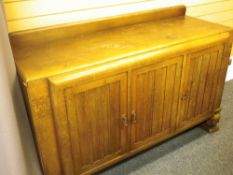 1930S OAK THREE DOOR RAILBACK SIDEBOARD with central interior drawers on bulbous supports, 99cms