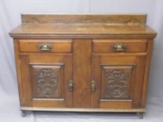EDWARDIAN MAHOGANY RAILBACK SIDEBOARD having twin frieze drawers and lower cupboard doors with