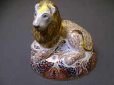 ROYAL CROWN DERBY LION PAPERWEIGHT WITH GOLD STOPPER