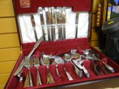 CASED HOUSE OF FRASER STAINLESS STEEL CUTLERY SET