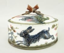 WEDGWOOD MAJOLICA-TYPE GAME PIE DISH & COVER with hunting rifle handle (A/F)