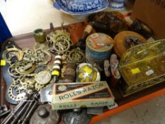ASSORTED COLLECTABLES including vintage AA motoring badges, horse brasses, door keys, parcel of