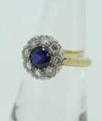 18CT YELLOW GOLD PLATINUM DIAMOND & SAPPHIRE CLUSTER RING, 4.1grams
