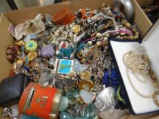 ASSORTED COSTUME JEWELLERY & SIMILAR COLLECTABLES