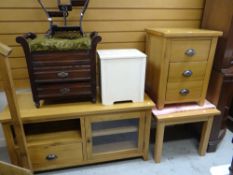 PARCEL OF MATCHING MODERN OAK FURNITURE to include a small three drawer chest, entertainment cabinet