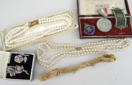 ASSORTED COLLECTABLES to include costume jewellery, pearls, bar brooch, floral brooch, plated