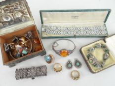 ASSORTED JEWELLERY to include two 9ct gold rings, amber and dress jewellery