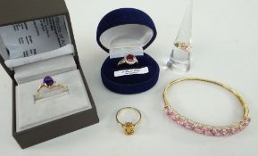PARCEL OF MIXED JEWELLERY TO INCLUDE 18K GOLD CEYLON PADPARADSCHA SAPPHIRE RING, 9K gold bangle, 9ct