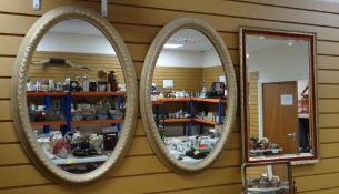 PAIR OF OVAL GILT PAINTED MIRRORS / GILT FRAMED & BEVELLED MIRROR (3)