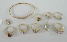 PARCEL OF MODERN 9CT YELLOW GOLD JEWELLERY TO INCLUDE SEVEN RINGS, TWO PENDANTS AND A BANGLE, set