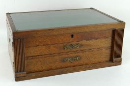 EDWARDIAN OAK TABLE TOP DISPLAY CASE, glass top and velvet lined tray above two further drawers with