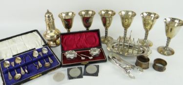 ASSORTED SILVER & SILVER PLATED ITEMS including a box set of tea spoons and sugar nips, boxed pair