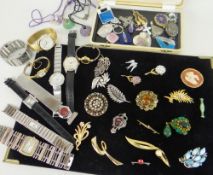 ASSORTED FASHION WRIST WATCHES, costume jewellery pendants, and brooches