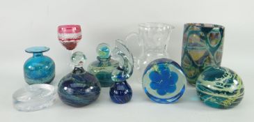 ASSORTED COLLECTABLE GLASS & ART GLASS to include seven pieces of Mdina glass, an Edinburgh