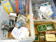 TOOLS - a good size bench vice, Kamasa-Tools cased socket set and a parcel of similar items