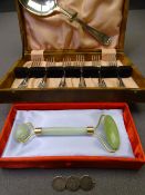 MIXED COLLECTABLES GROUP to include a three coin fashioned brooch, a cased Chinese jadeite rolling