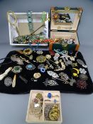 VICTORIAN & LATER JEWELLERY, a quantity including French, Mizpah, Filigree and other brooches, a
