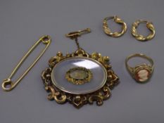 9CT GOLD & VICTORIAN PINCHBECK JEWELLERY, four items including a pair of 9ct gold twist and hoop