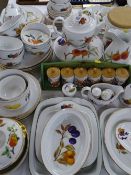 ROYAL WORCESTER & EVESHAM OVEN TO TABLEWARE, approx 40 pieces