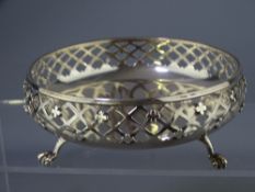 CIRCULAR BONBON DISH, Sheffield 1913, Maker Walker & Hall, 13cms D with pierced fence edging on