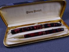 CONWAY STEWART - Vintage 1940s plum and black marble Conway Stewart No 55 fountain pen with gold