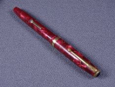 CONWAY STEWART - Vintage 1950s red pearl and gold veined marble Conway Stewart No 85L fountain pen