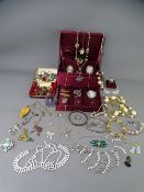 VICTORIAN, VINTAGE & LATER JEWELLERY including yellow metal brooches, four various cameos, a