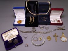QUANTITY OF STERLING SILVER & YELLOW METAL JEWELLERY including an amber pendant, a child's half
