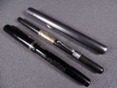 MABIE TODD - Vintage 1930s black Swan Mabie Todd 6260 self-filler fountain pen with gold trim and
