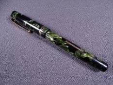 MABIE TODD - Vintage 1930s green marble Swan Mabie Todd 6241 self -filler fountain pen with gold
