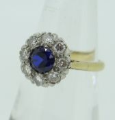 18CT YELLOW GOLD PLATINUM DIAMOND & SAPPHIRE CLUSTER RING, 4.1grams