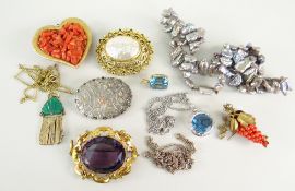 PARCEL OF ASSORTED JEWELLERY to include coral heart-shaped brooch and similar bar brooch, beads,