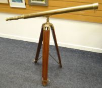 A LATE 20th CENTURY ROSS OF LONDON BRASS TELESCOPE on adjustable hardwood and brass s